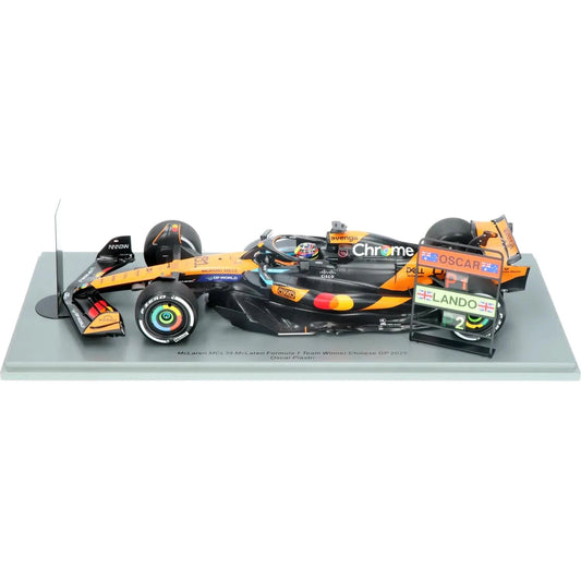 1:18th McLaren MCL39 Oscar Piastri China GP Win 2025 w/Pit Board //speedgear.com/cdn/shop/files/DS6821_3913bd5d-4f5e-4cf3-b5e3-a6830f716dc4.webp?v=1776187532